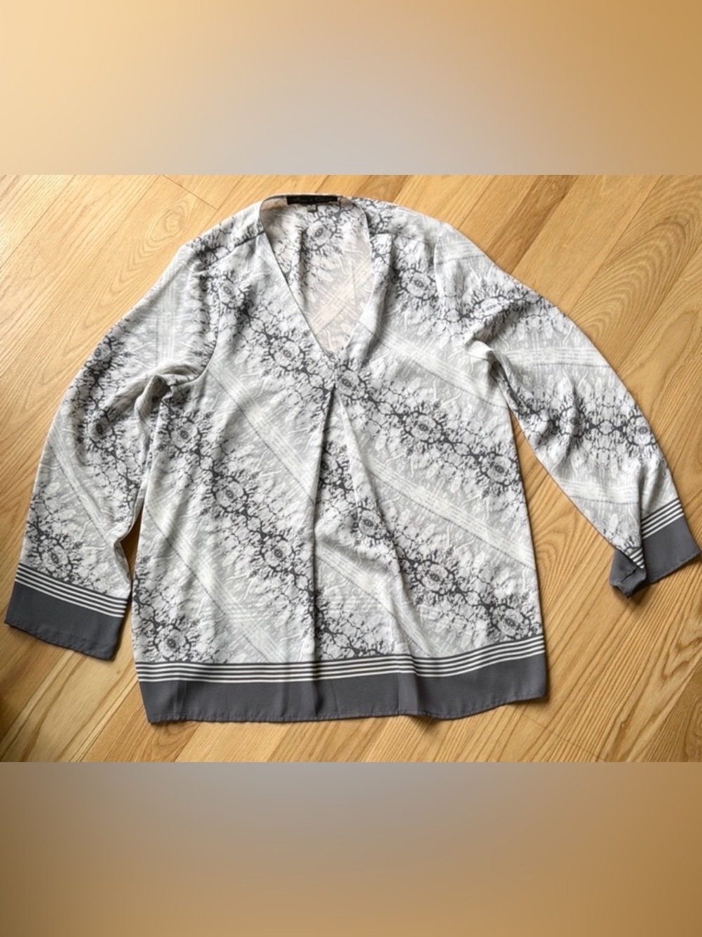 Rose & Olive Gray Printed Blouse M Flowy V Neck Boho Chic Top